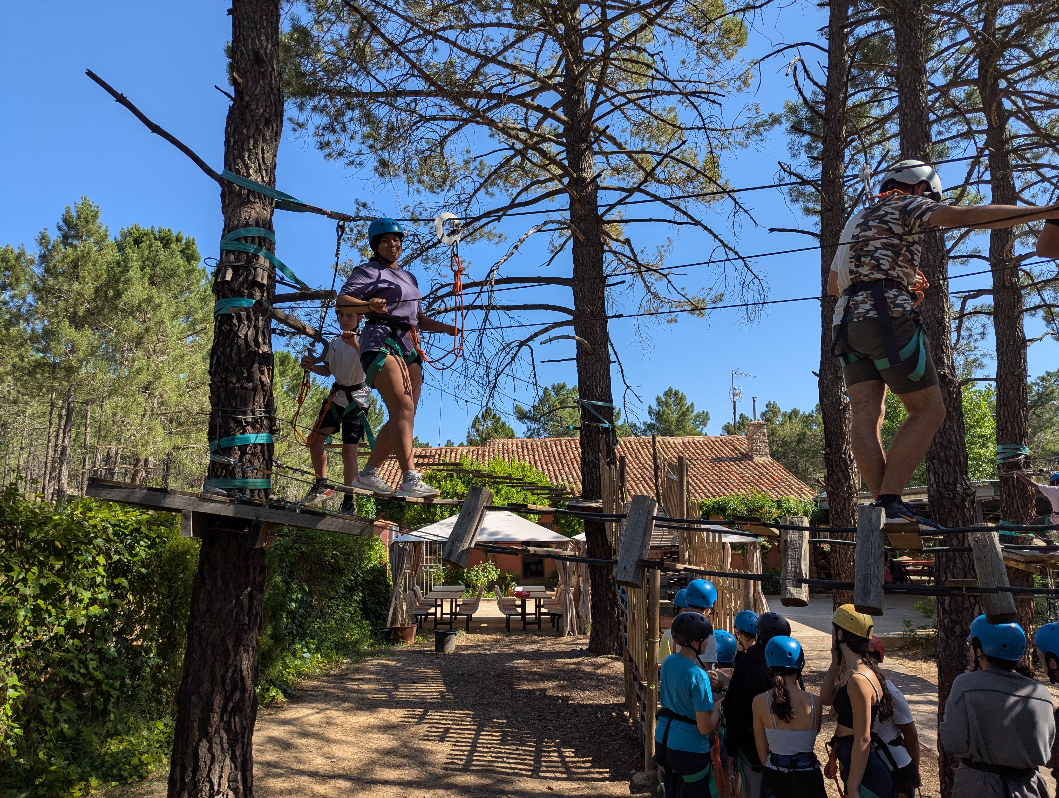 activitat d'aventura entre pins