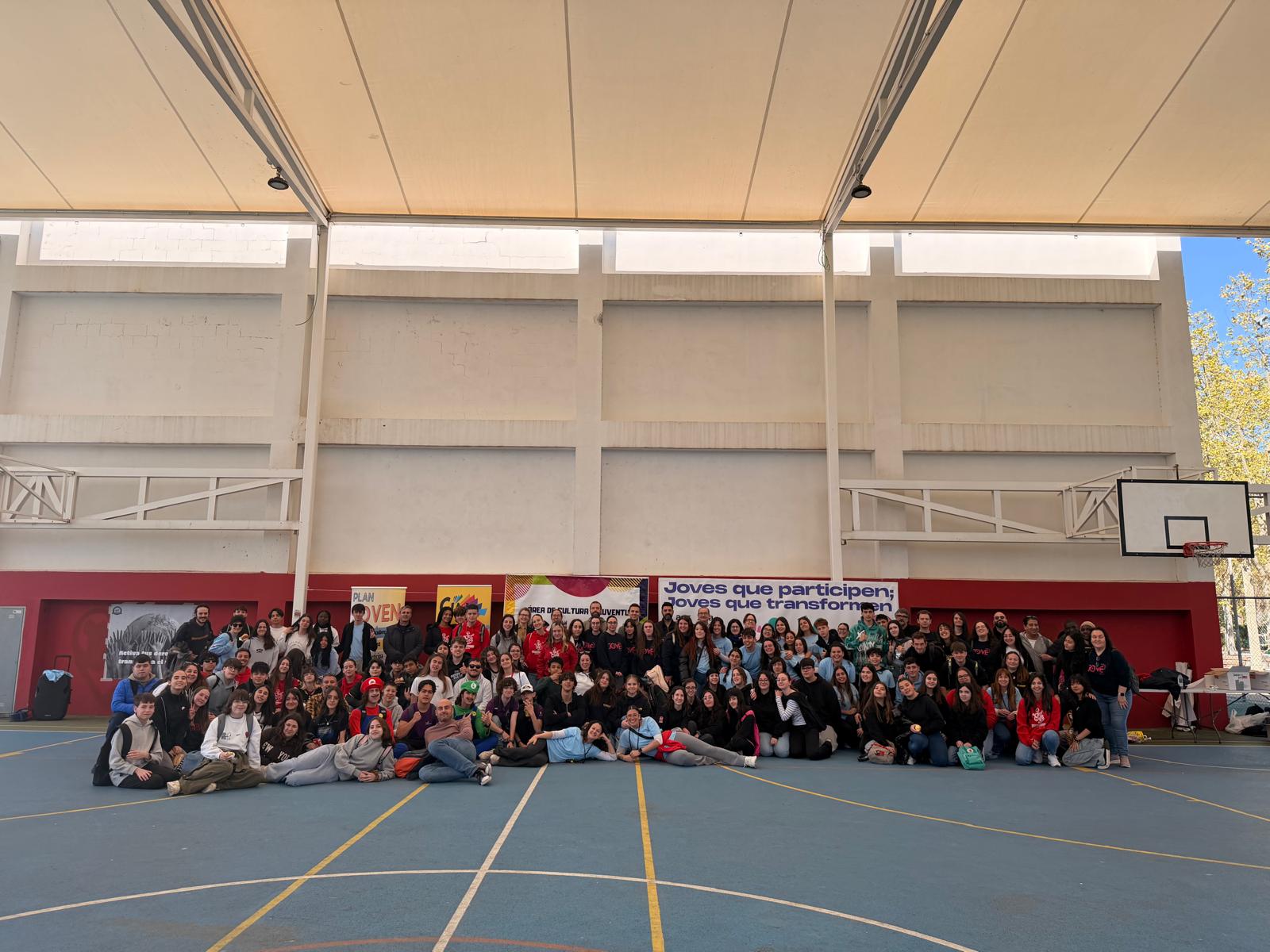 Foto grupal de joves participants amb monitors/es